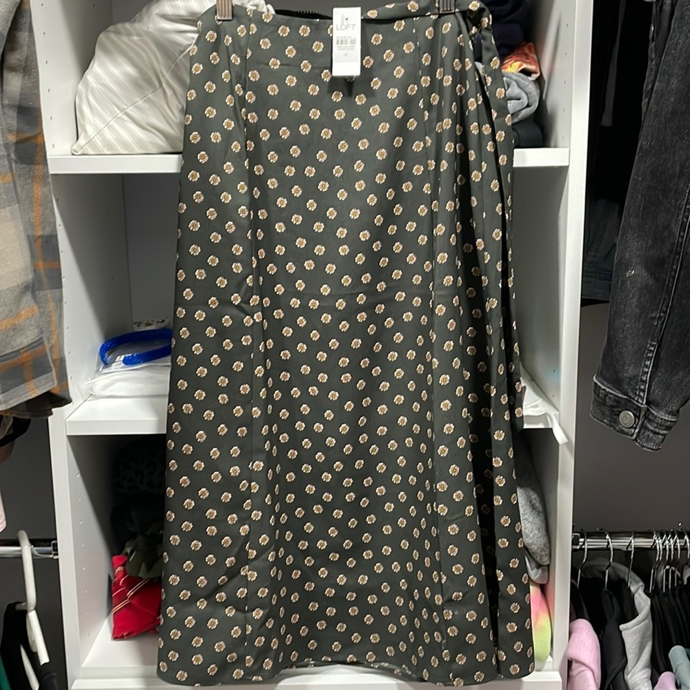 Loft satin like skirt